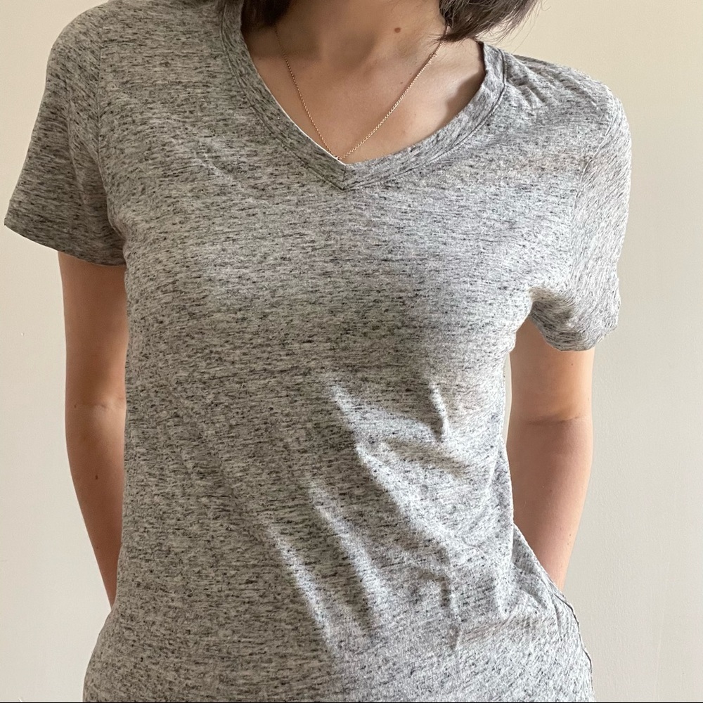 UNIQLO HEATHER GREY V-NECK  FITTED TEE - XS